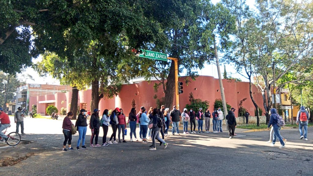 diarioelfortin's tweet photo. 🚨#AlertaBloqueo Instalan bloqueo normalistas sobre las calles Belisario Domínguez y  Nezahualcóyotl -Emiliano Zapata en la Colonia Reforma #Oaxaca https://t.co/q275d0zu6B