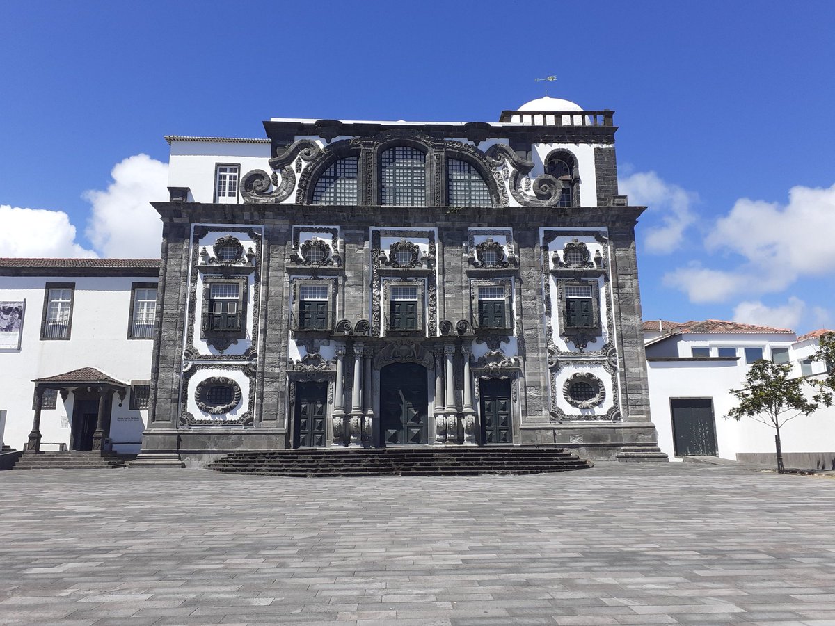 This impressive building (a museum), probably Ponta Delgada's finest, used to be a Jesuit College up to the mid 18th century, when they were expelled from Portugal by Pombal, who feared their influence.At that time, the Azores were having a boom trading fruits with England.12/n – bei  Museu Carlos Machado - Núcleo de Arte Sacra