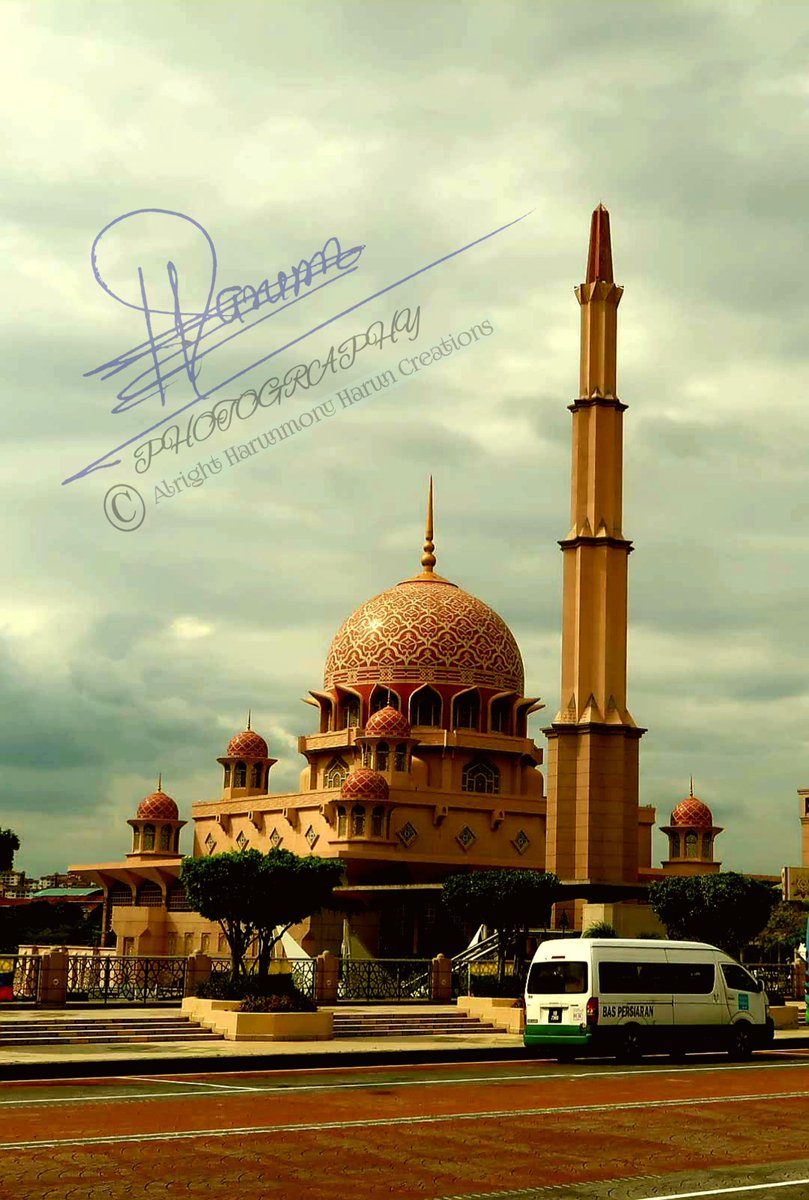 PhotographerH14's tweet photo. Putra mosque 
 #putrajaya #putramosque🕌 #fasionmosque #rosemosque #shortvideo #malaysia #kualalumpur #touristplace #attractiveplace #wondefulviews #putrajayalake  #multimediatips #photographerharun #photography #canoncamera  #canonpowershotg7xmarkii #canonasia https://t.co/caP3Fr9dFJ