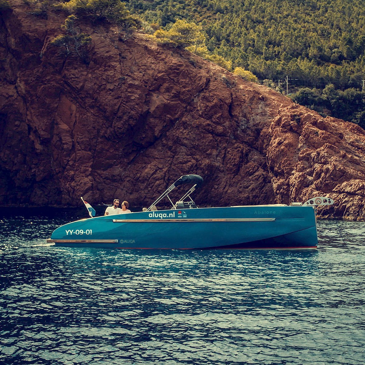 AluqaBoats's tweet photo. On a lazy sunny afternoon, the pleasure of the hassle free anchoring system that comes with the ALUQA Tenders and dayboats, is one of the ways we thought through our boating experience. #aluqa #abalone #28 #aluminium #tender #dayboat #superyacht https://t.co/VCTMcDuyGA