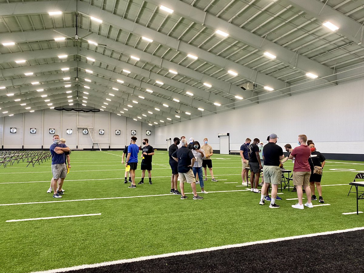 TMoPix's tweet photo. My first visit to the @Harding_FB 130-yd indoor facility confirms how nice 93 degrees can feel inside with no A/C. #CheckinDay https://t.co/APNg7hsrig