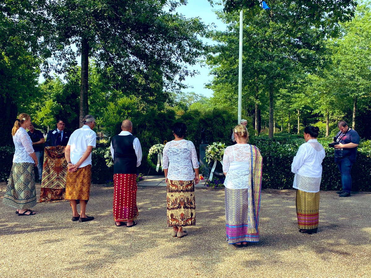 ArnoScheepers81's tweet photo. Vandaag is het 75 jaar geleden dat de oorlog in Nederlands Indië eindigde. Vanmiddag hebben we hier tijdens een indrukwekkende, intieme herdenking op de Noorderbegraafplaats bij stil gestaan. https://t.co/9Y4VBmCm8E