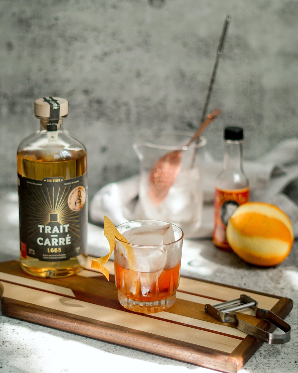 Distillerie_QC's tweet photo. Nous vous présentons aujourd’hui le Gin Old Fashion, création de @invasionmtl et qui utilise le gin vieux Trait-Carré 1665 pour donner une nouvelle dimension à un classique

2 oz Trait-Carré 1665
0.5 oz sirop de miel
3 traits d’Angostura
3 traits d’amer à l’orange
Zeste d’orange https://t.co/xYRRhikgcB
