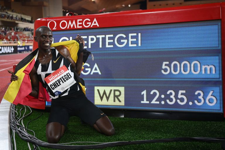 Hoy es un día histórico para el deporte.El ugandés Joshua Kiprui Cheptegei corrió 5 kilómetros en 12 minutos y 35 segundos. Récord Mundial.Lean su nombre de nuevo, los dos apellidos, y prepárense para conocer sobre su etnia, los KALENJIN.En sus marcas...Listos,¡Ya!