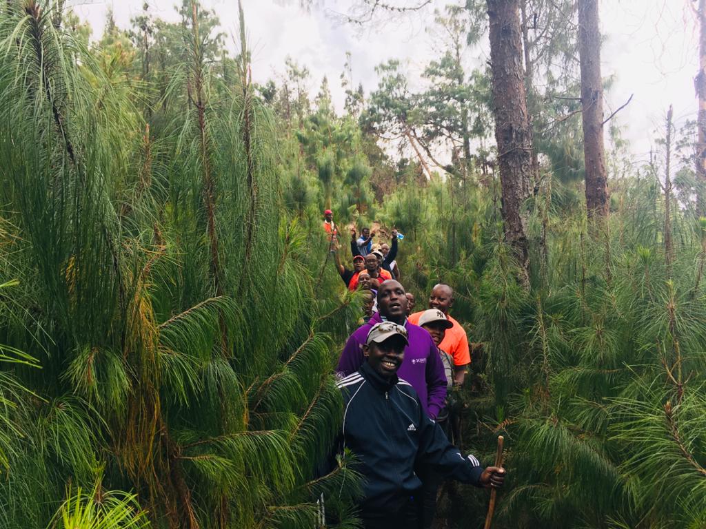 #Flashback #HehaMoments #RCBI

"Homme de la plaine, pourquoi gravis-tu la montagne ? Pour mieux regarder la plaine..." nous dit un certain proverbe chinois. 

Eh oui !! Objectif atteint: nous avons conquis le mont HEHA. Des paysages magnifiques &amp; des souvenirs inoubliables. 😍