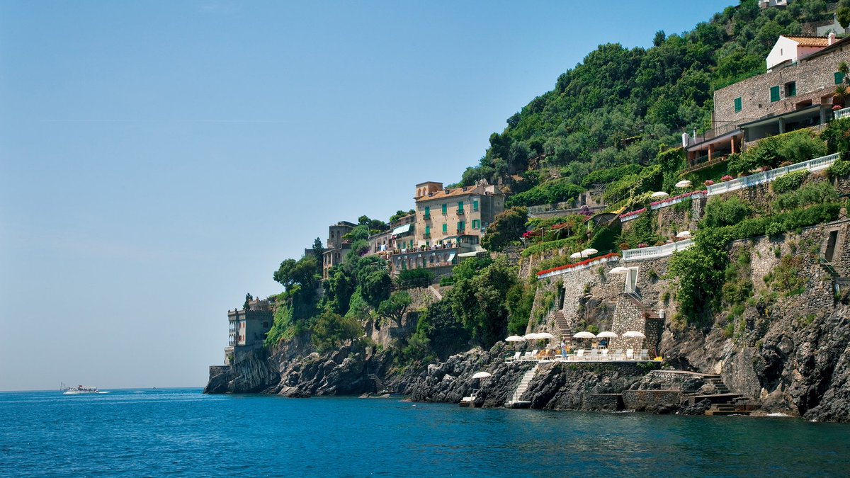 Live out intimate Italian indulgence in a pastel-pink hillside palace. @PalazzoAvino is a delightful Moorish daydream with jaw-dropping views of the Amalfi coast. It’s the only hotel in Ravello to have its own private beach club with direct access to the water 🇮🇹 🇮🇹 🇮🇹