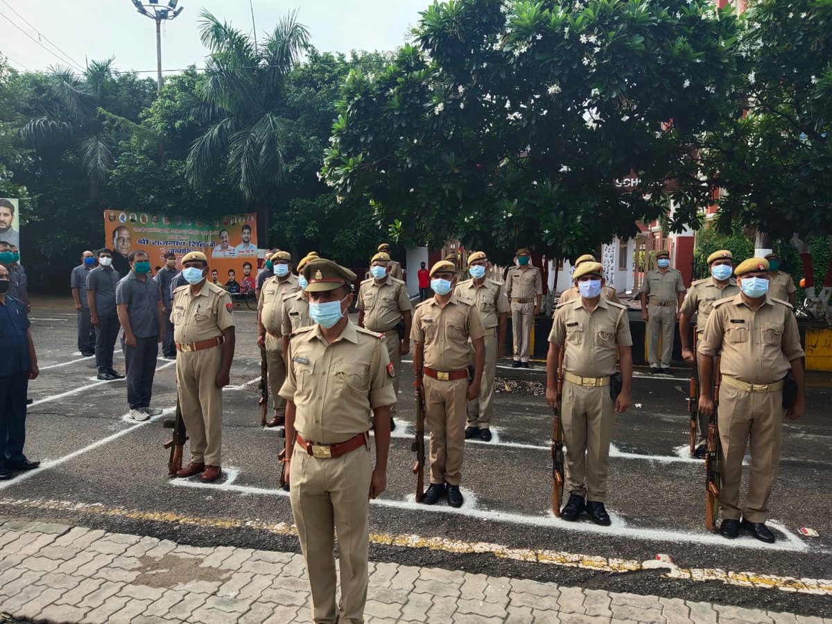 आज स्वतंत्रता दिवस के अवसर पर अपने लखनऊ आवास पर कार्यालय एवं सुरक्षा परिवार के साथ ध्वजारोहण किया और शुभकामनाएं दीl
#स्वतंत्रतादिवस #74thIndependenceDay #IndependenceDayIndia2020