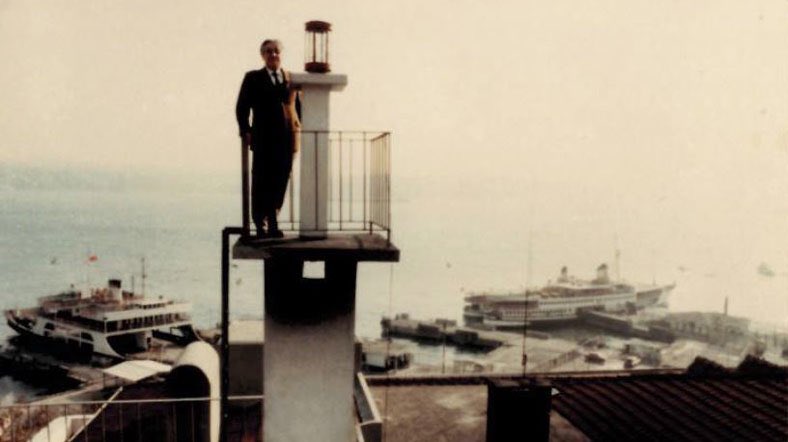 Orhan Kızılkaya.. Türkiye’nin ilk deniz feneri yapımcısı…Orhan Kızılkaya’nın hikâyesi fenerlere ve denize yüklediği anlamdan doğmuş. İşte o güzel hikâye..