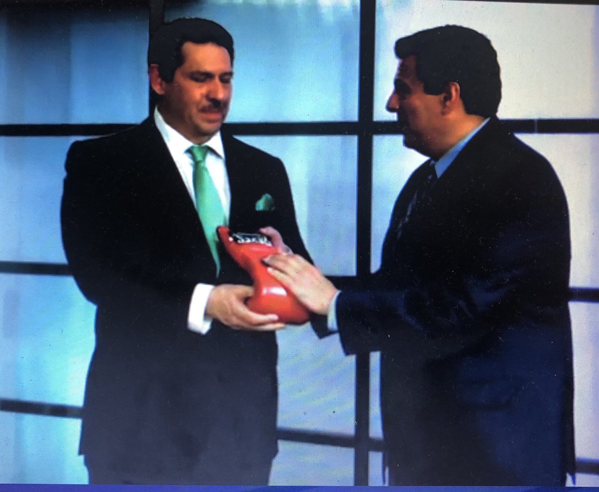 DavidTorresIZQ's tweet photo. Celebran @wbcmoro y @HectorSulaimanS los 5 años de @InfoScholas y #BoxVal. Plantaron Olivo de la Paz y presentaron “Guante de la Paz” en la ceremonia de clausura de la #WBCConvention58 https://t.co/imldTtq1m8