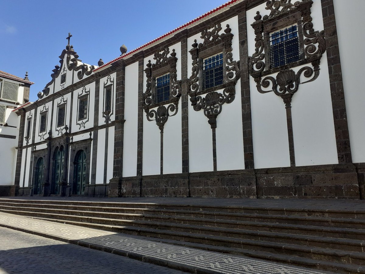 The Museum is inside the former Santa Clara convent, which is a beautiful 18th century building worth the visit in itself. I was the only visitor, and 3 security guards took shifts to escort me through it, I think visiting North Korea must felt that way.I asked one of them15/n &ndash; bei  Museu Carlos Machado - Núcleo de Santa Bárbara
