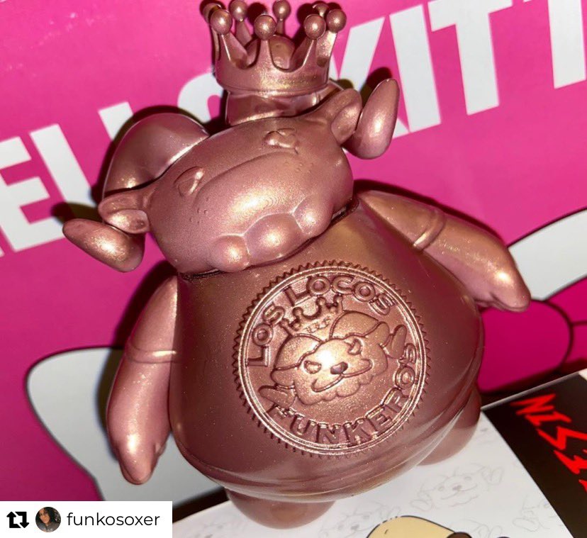 LocosFunkeros's tweet photo. Repost from @funkosoxer
•
Rose {MARY} Gold ✨💕
Guys pictures do not give Ramble any justice!
The color is so beautiful!
Thank you @vansertoys &amp; @mikes_toybox for another awesome ramble AND for thinking of me when naming it 💖
————————————
#LOSLOCOSFUNKEROS #VanserToys https://t.co/kfmIOWuneV
