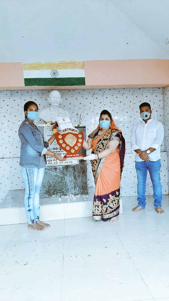 BJD4Ganjam's tweet photo. ସ୍ୱାଧୀନତା ଦିବସ ଅବସରରେ ସାନଖେମୁଣ୍ଡି ବ୍ଲକରେ ଯୁକ୍ତ ଦୁଇ ପରୀକ୍ଷାରେ ସର୍ବପ୍ରଥମ ହୋଇଥିବା ପୋଡାମାରୀ ଗ୍ରାମର ରୋଜି ରାଣୀ ପଶୁପାଳକଙ୍କୁ ପୋଡାମାରୀ ସରପଞ୍ଚ ପୁରସ୍କୃତ କରିଛନ୍ତି । ସେ ୮୮.୫ % ରଖି ସାନଖେମୁଣ୍ଡି ଓ ଦିଗପହଣ୍ଡି ବ୍ଲକରେ ସର୍ବପ୍ରଥମ ହୋଇଛନ୍ତି ।

@Ganjam_Admin
@bjd_odisha https://t.co/IgdCJ0ep2v