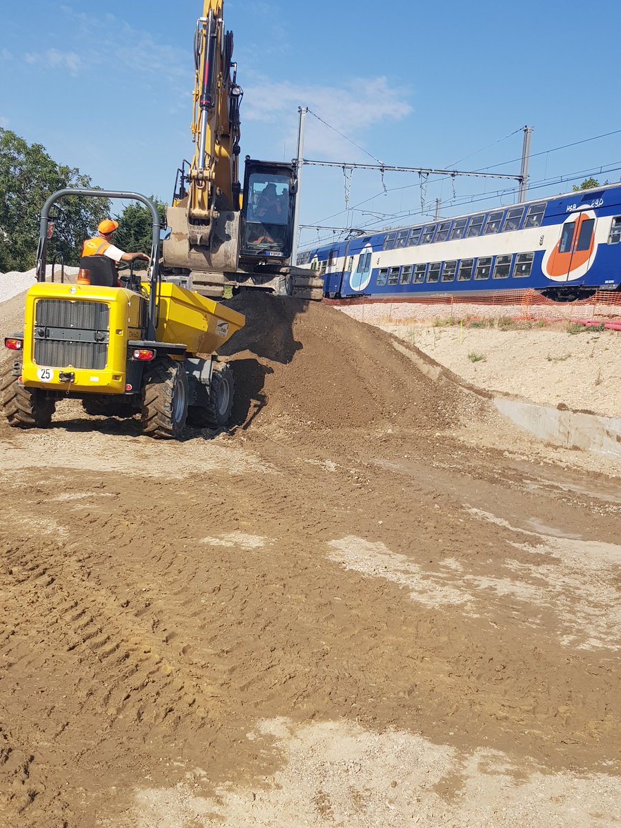 Massy Valenton Est, Fin des travaux restitués à l'heure, 130h non stop un vrai ultra. Pour finir les réglages caténaires, électriques sur l'aig 2141 pour <a href="/TGVINOUI/">TGV INOUI</a> avec les équipes dévouées <a href="/itif_travaux/">1Afer2rail</a> <a href="/SNCFReseau/">SNCF Réseau</a> <a href="/OFFROY_TSO_NGE/">OFFROY</a> <a href="/ENGIEgroup/">ENGIE</a> cat INEO à côté <a href="/LigneC_RER/">LigneC_RER</a>