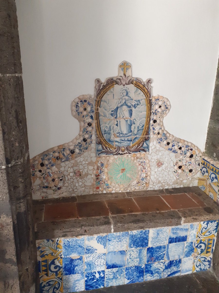 the name of the volcanic black stone, used to build most of Ponta Delgada's historic building: "pedra de calçada" (~road stone) he said hesitantly, to then correct himself, "no, it's basalt stone". They thought I was Portuguese.They have an accent I had never heard before.16/n &ndash; bei  Museu Carlos Machado - Núcleo de Santa Bárbara