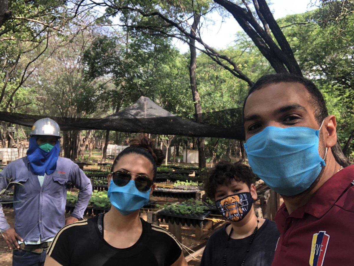 etorrealba24's tweet photo. #Transformando mi entorno, #FelizSabado en #Familia. Hoy visitando el Vivero de #Cerrejon en #Mushaisa en #Albania #LaGuajira me donaron 20 tipos de árboles nativos de #BosqueSeco para seguir reforestando alrededor de donde resido. #Etorrealba24 https://t.co/uM3UhBgT1A