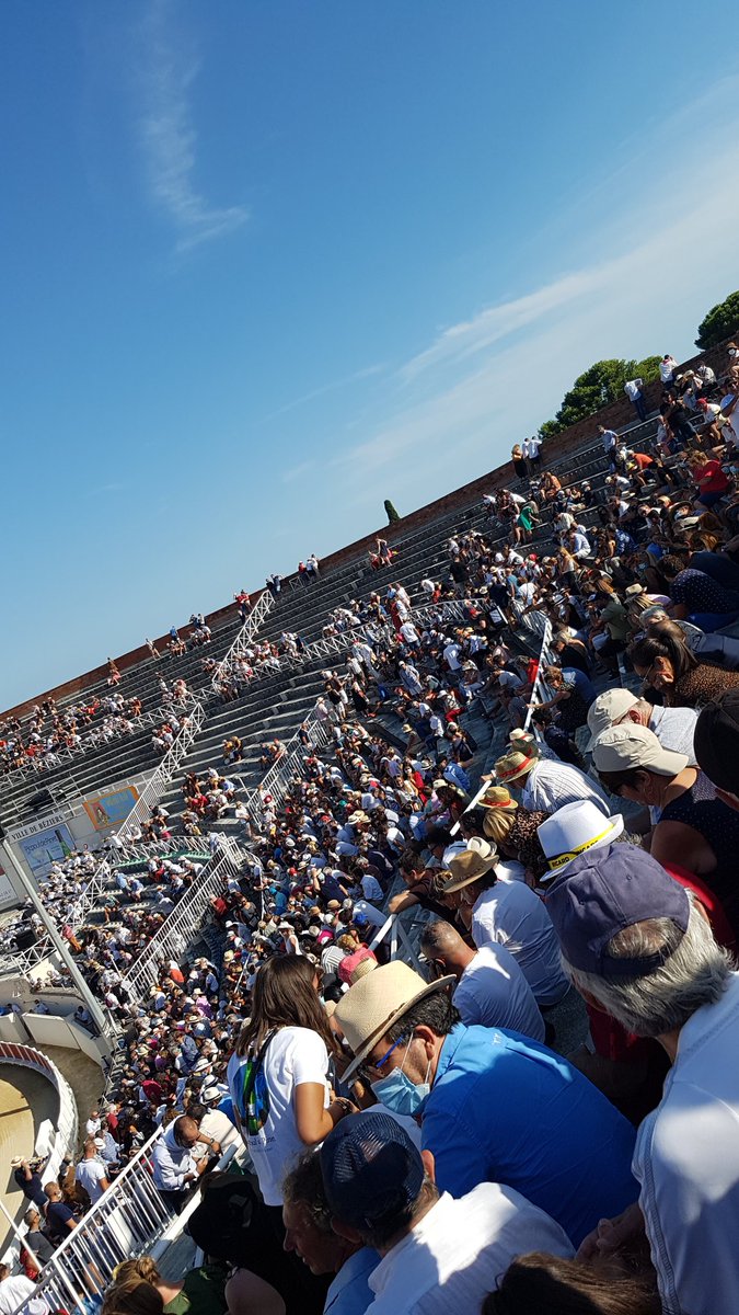 Valouchou48's tweet photo. @VilleDeBeziers Soi-disant une place sur 2 de vendue pour la distanciation #Covid_19 ...des nèfles!!!!!!!
Franchement les gens s'en tapent.... https://t.co/ugCqACWs88