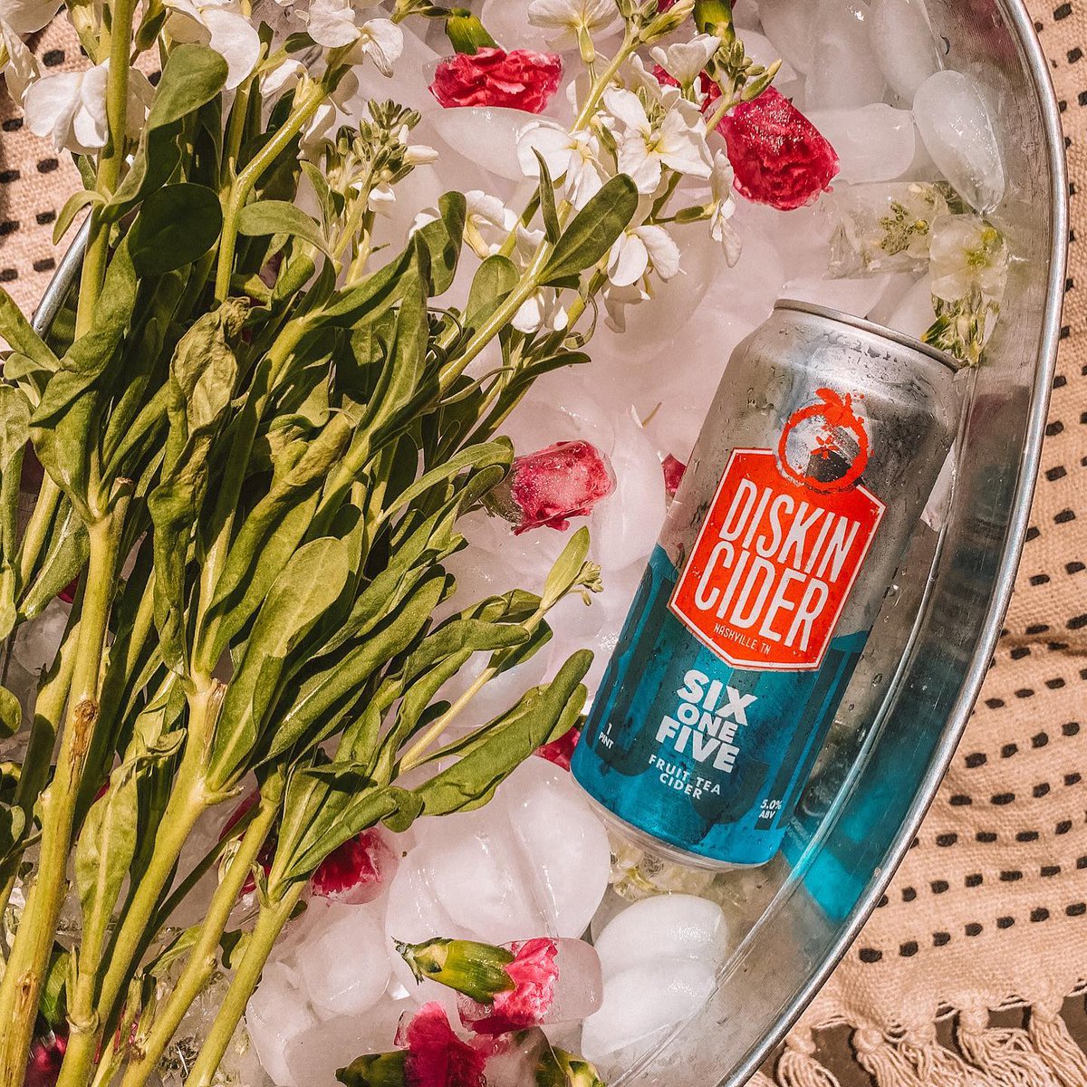 bestbrandsinc's tweet photo. Hey 615, cool down with a Nashville original! Diskin Cider's Six One Five fruit tea cider!
#bestbrandsinc #diskincider #sixonefive #drinklocalnashville
📸@diskincider https://t.co/J2rWY3FHLQ