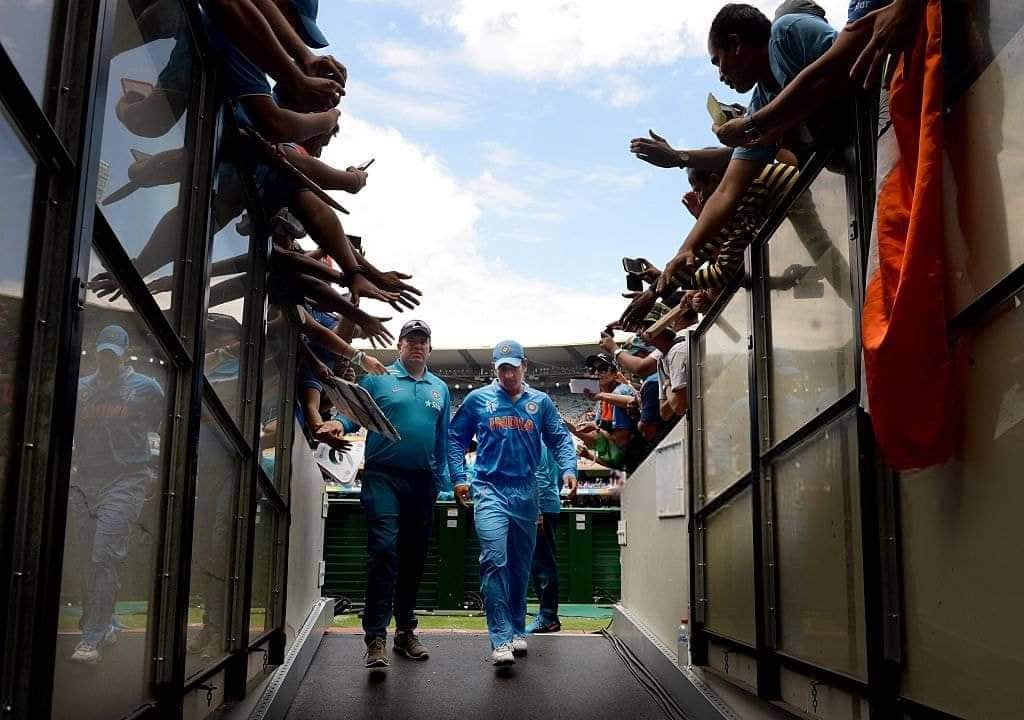 SHREYAO7's tweet photo. Started his career with a run out and ended his career with a run out. The era in between is irreplaceable. He arrived, he achieved and he left silently. A true gentleman of the game!❤️ #DhoniRetires #ThankYouMahi https://t.co/f5tCoTMo0o