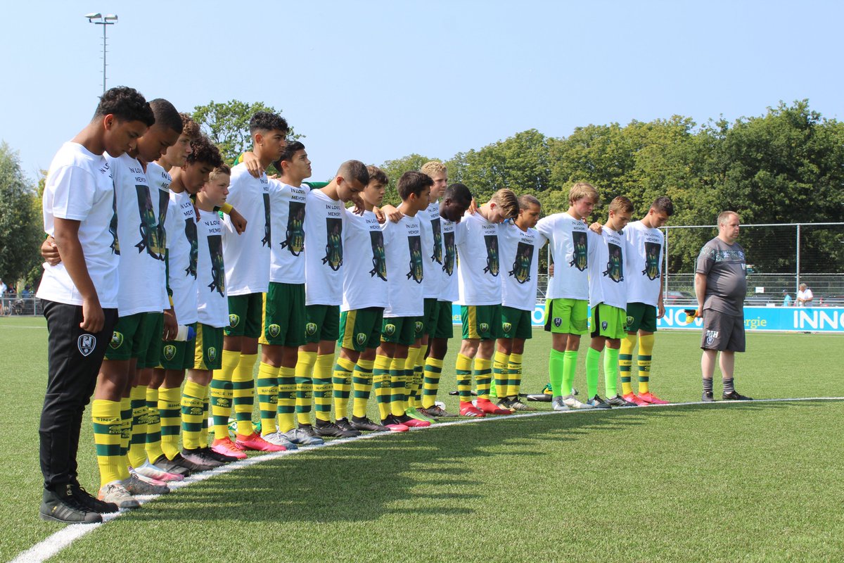 🙏 ADO Den Haag Onder 16 stond vandaag bij de wedstrijd tegen SC Cambuur uitgebreid stil bij Max Wang. Speciale shirts en een minuut stilte zorgden voor een mooi eerbetoon.

#RustZachtMax