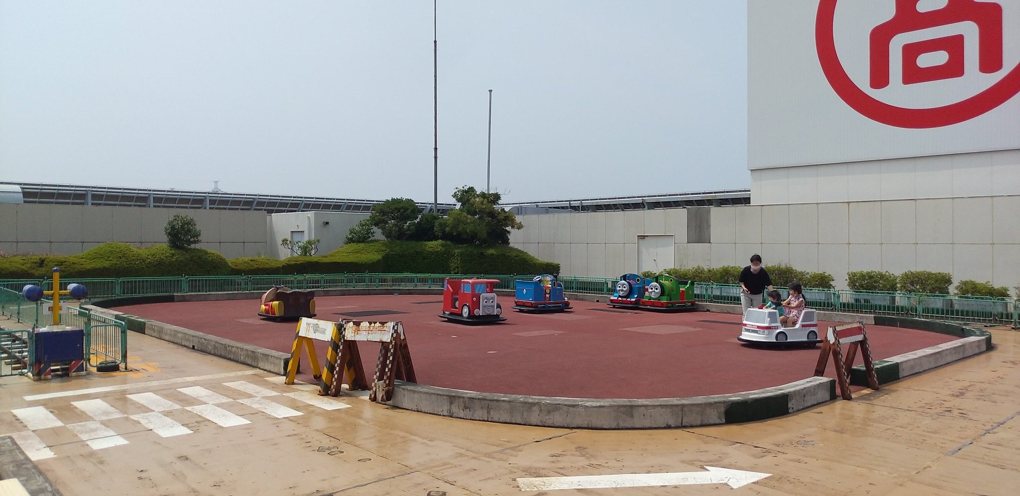 Ryo 港南台高島屋その5 屋上は今では珍しい遊園地 ステージもある この日も暑かったが 親子連れが遊んでいる姿も見られた ただ 遊具の一部はコロナ対策でブルーシートが 港南台高島屋 高島屋 屋上遊園地 港南台 港南区 デパート 百貨店