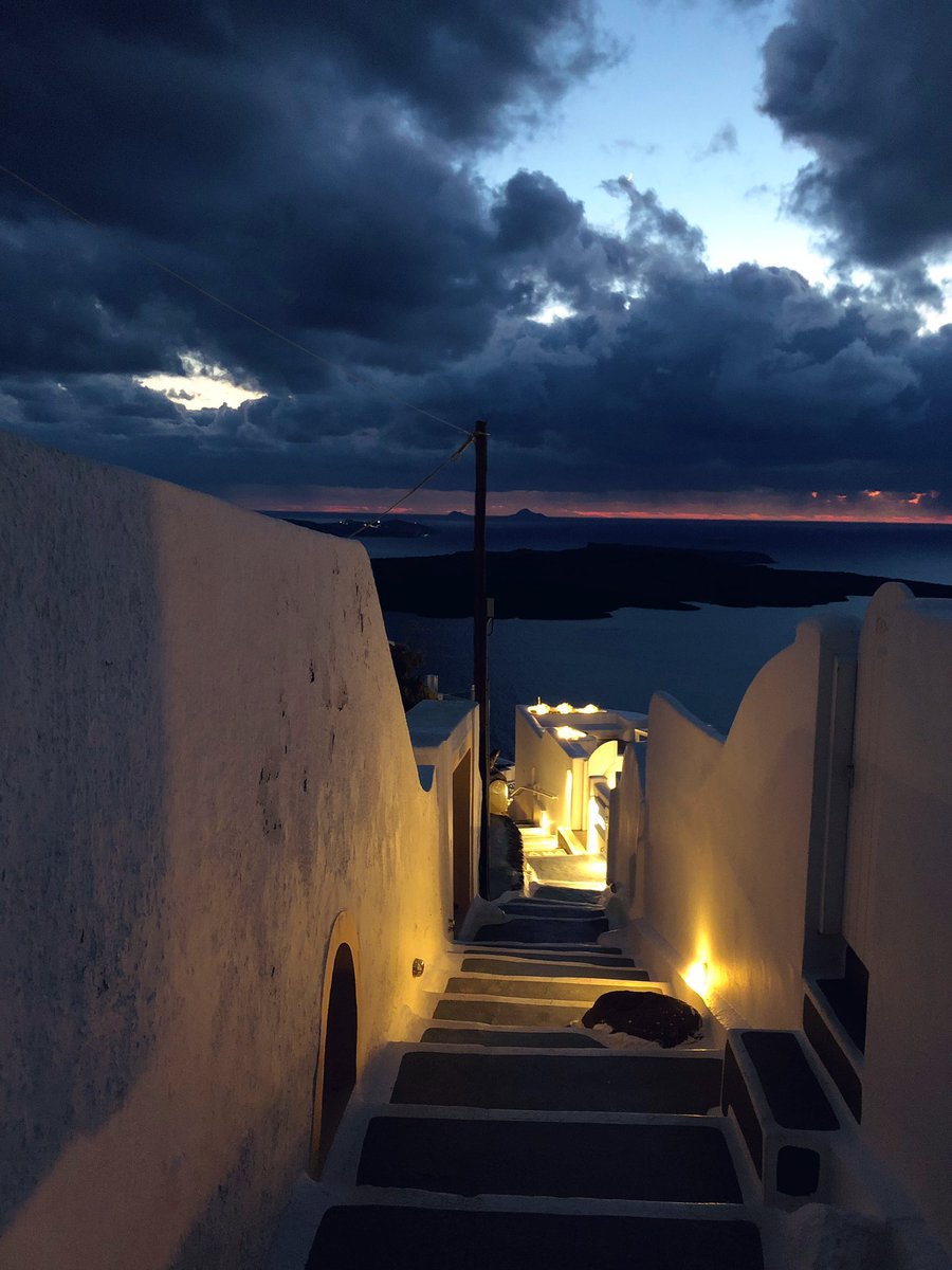 INTERIORPORN1's tweet photo. Santorini, Greece is honestly where I need to be 🇬🇷 https://t.co/15yMoSfynT