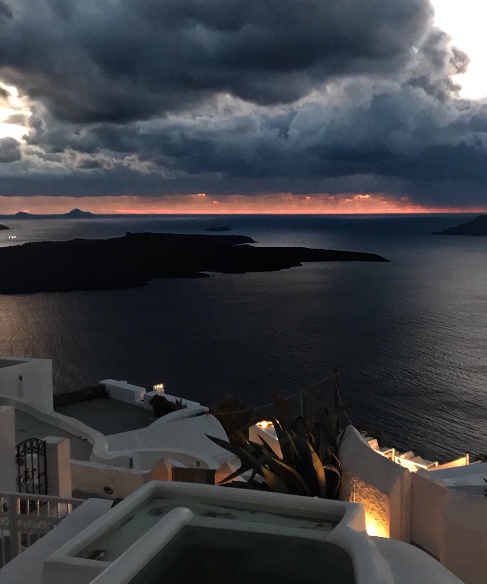 INTERIORPORN1's tweet photo. Santorini, Greece is honestly where I need to be 🇬🇷 https://t.co/15yMoSfynT