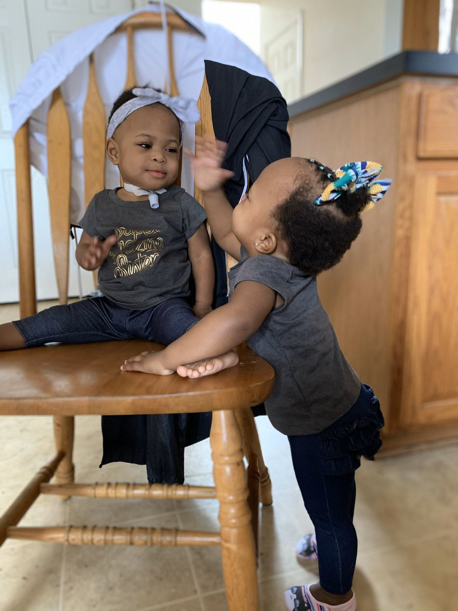 svzzlee's tweet photo. Pay- Here parkie have a kiss 
Parker - 😕 https://t.co/hlRbJyNb8s
