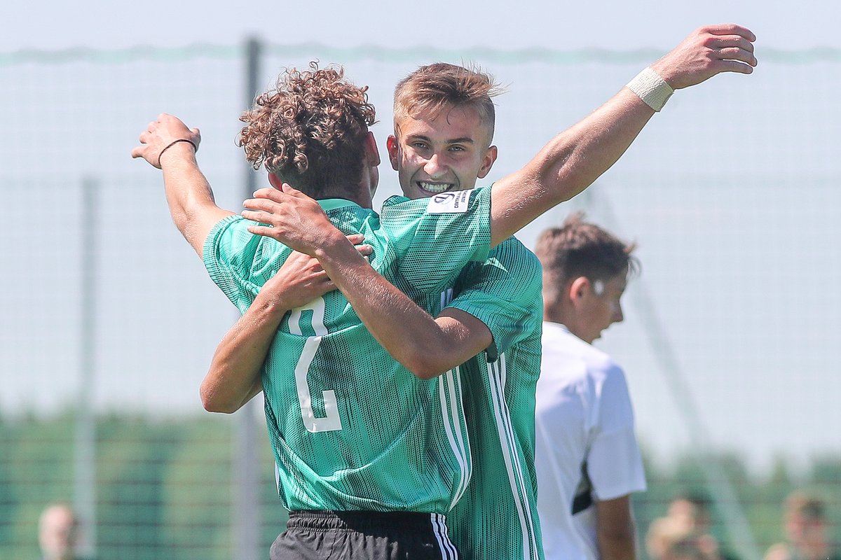 LegiaNet's tweet photo. Spotkanie Legii z Górnikiem w CLJ z ciekawością obejrzał trener pierwszego zespołu, Aleksandar Vuković. fot. @MarcinSzymczyk1 https://t.co/Qq3WybpWAl https://t.co/uSNulHjFE4