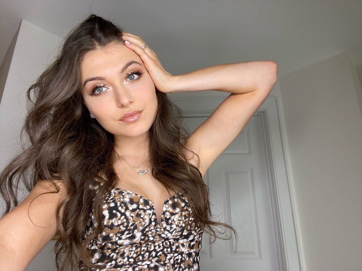 EllewinterX's tweet image. good hair day with nowhere to go... 

so obsessed with @evahairnyc #lazyjane shampoo &amp;amp; conditioner 😍 it’s sulfate, paraben and cruelty free and brings the most effortlessly cool hair. the lavender and hemp ingredients bring all the vibes. #evanyc #helloimeva #sponsored