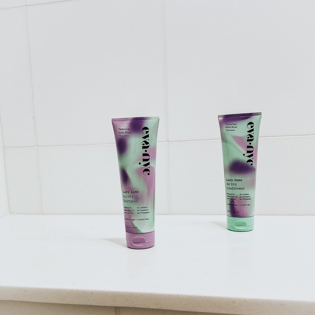 EllewinterX's tweet image. good hair day with nowhere to go... 

so obsessed with @evahairnyc #lazyjane shampoo &amp;amp; conditioner 😍 it’s sulfate, paraben and cruelty free and brings the most effortlessly cool hair. the lavender and hemp ingredients bring all the vibes. #evanyc #helloimeva #sponsored