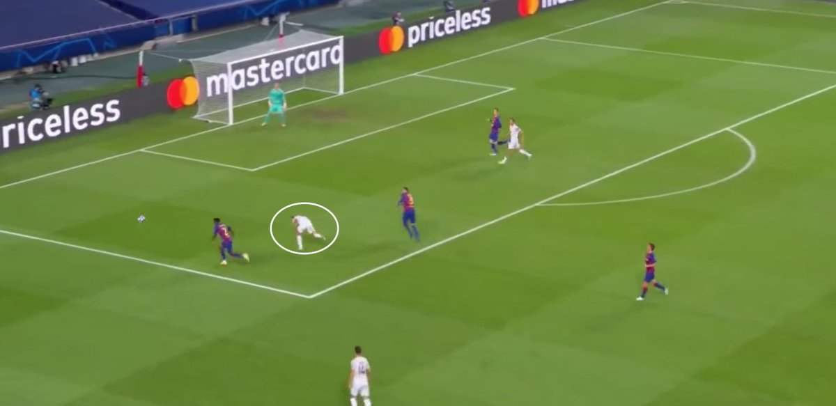 •Bayern's committment to pressing was key- surmised nicely by the below incident-Lewandowski competed in an aerial duel with Piqué, was clattered by him,stumbles,but his first thought is pressing Semedo into a corner- he wins the ball,which sets up the 4th & killer Müller goal