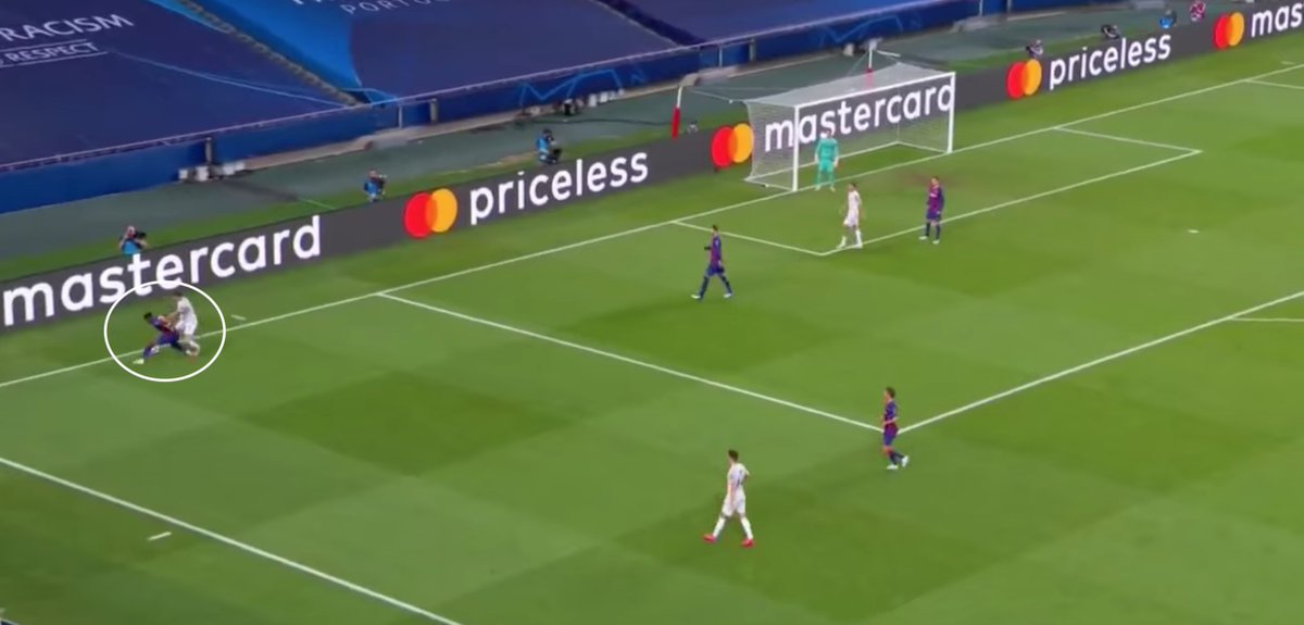 •Bayern's committment to pressing was key- surmised nicely by the below incident-Lewandowski competed in an aerial duel with Piqué, was clattered by him,stumbles,but his first thought is pressing Semedo into a corner- he wins the ball,which sets up the 4th & killer Müller goal