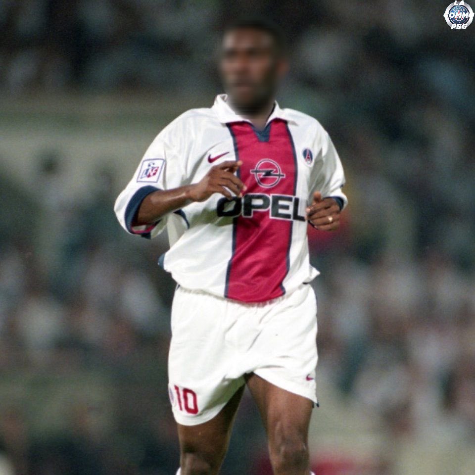 LCPSG's tweet photo. Quelle #PSGLegend se cache derrière ce visage flouté ?🤨 https://t.co/wJUTw466nu