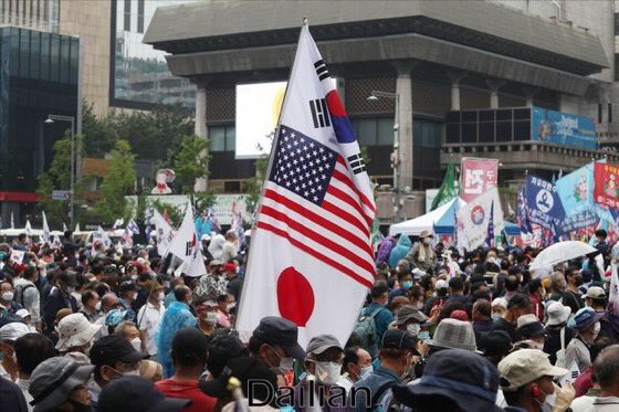 광복절에 휘두른 깃발 꼬락서니를 보니 참석한 인간들의 수준을 알겠다.