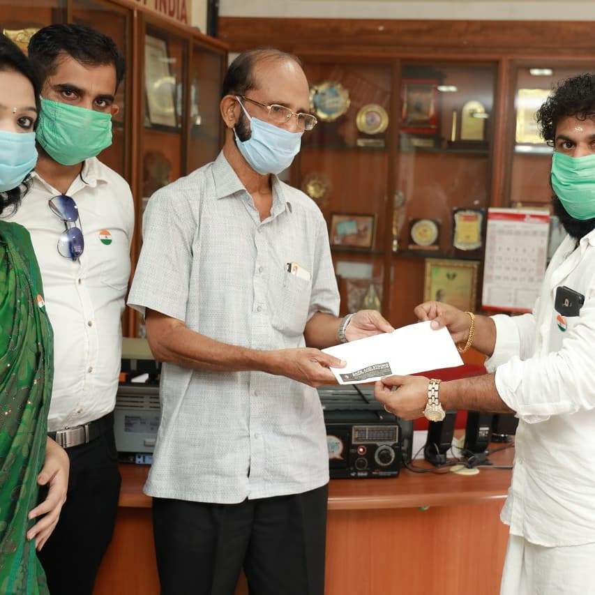 DrPraveenKp's tweet photo. #Hands of #God 🙏🙏🙏#Charity_work #Praveen_Rana_Social_Welfare #Charitable_Trust 

#SHARE A #LITTLE,#CARE A #LITTLE.

#Praveen_Rana_Social_Welfare_Charitable #Trust supported #dialysis_patients on this #Independence_Day in association with #Kidney_Federation of #India. https://t.co/SLAdSfEd3L