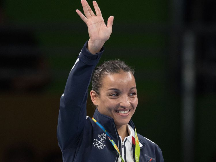 sportricolore's tweet photo. 🇫🇷 20 août 2016 🗓️

- @SarahOurahmoune : 🥈 dans la catégorie poids mouches (−51 kg)

- EDF hand ♀️ : 🥈 (@laura_glauser, @CamilleAyglon, @PineauAllison, @Graace_Z, @prouvensier, @THoracek, @Estellenzeminko, @lacrabere64)

- @BeaumontMaxime : 🥈 en K1 - 200 mètres https://t.co/BdhzpgpPwT