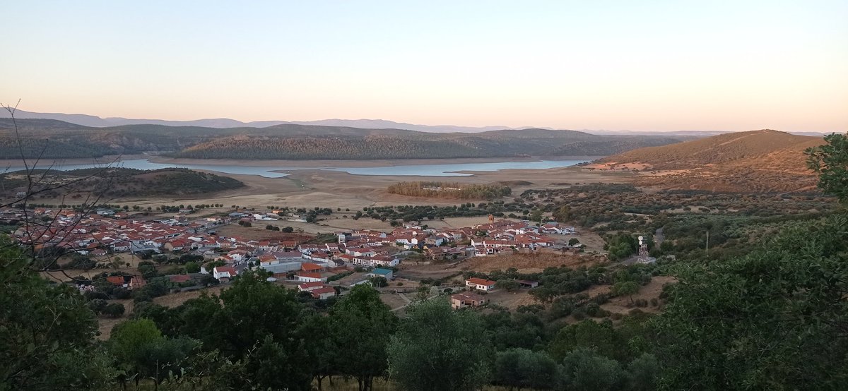 Manolo15808108's tweet photo. Atardecer sobre Helechosa de los Montes.
#Extremadura 
#SiberiaExtremeña 
#FelizSabadoATodos https://t.co/2HB8Qkngte
