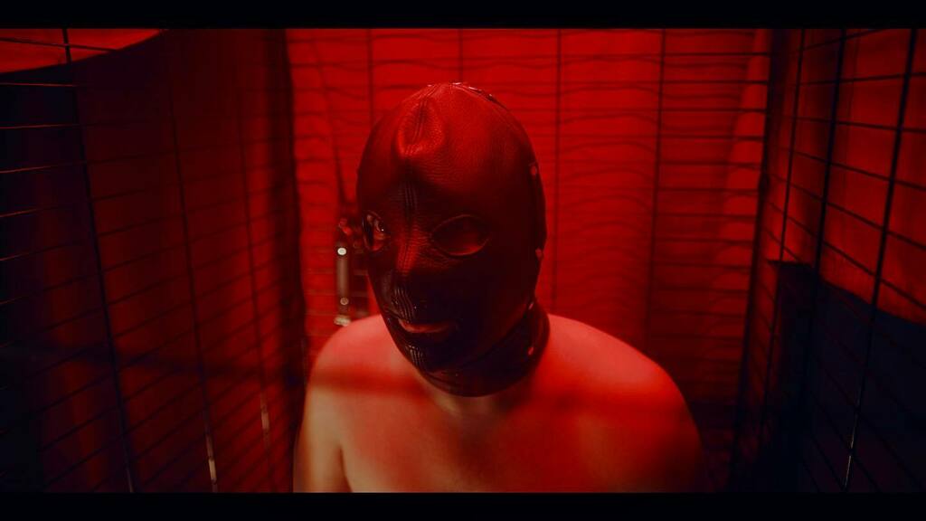 MatthewCanada's tweet image. American Ugly directed by @gangsterpriest I shot on @reddigitalcinema #redscarletw with #masterprimes 18mm and 40mm. This shot was lit with @litegear #literibbon attached to the roof of the cage gelled with red. Film is now up on YouTube. Shout out to ga… instagr.am/p/CD68EMwJ9nt/