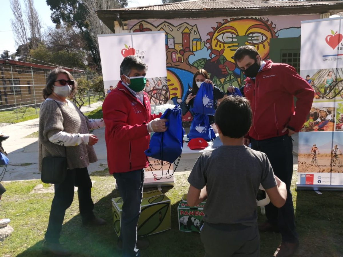 MinjudhValpo's tweet photo. Hasta el #RefugiodeCristo de Villa Alemana llegaron los seremis @RFigueroaAyala @MDSValparaiso y @jtbartolucci, junto a director de @SenameValparais, en marco de conmemoración del #DíadelNiño, promoviendo la alimentación saludable y entregando algunos regalos del @EligeVivirSano. https://t.co/PDItwB5hqp