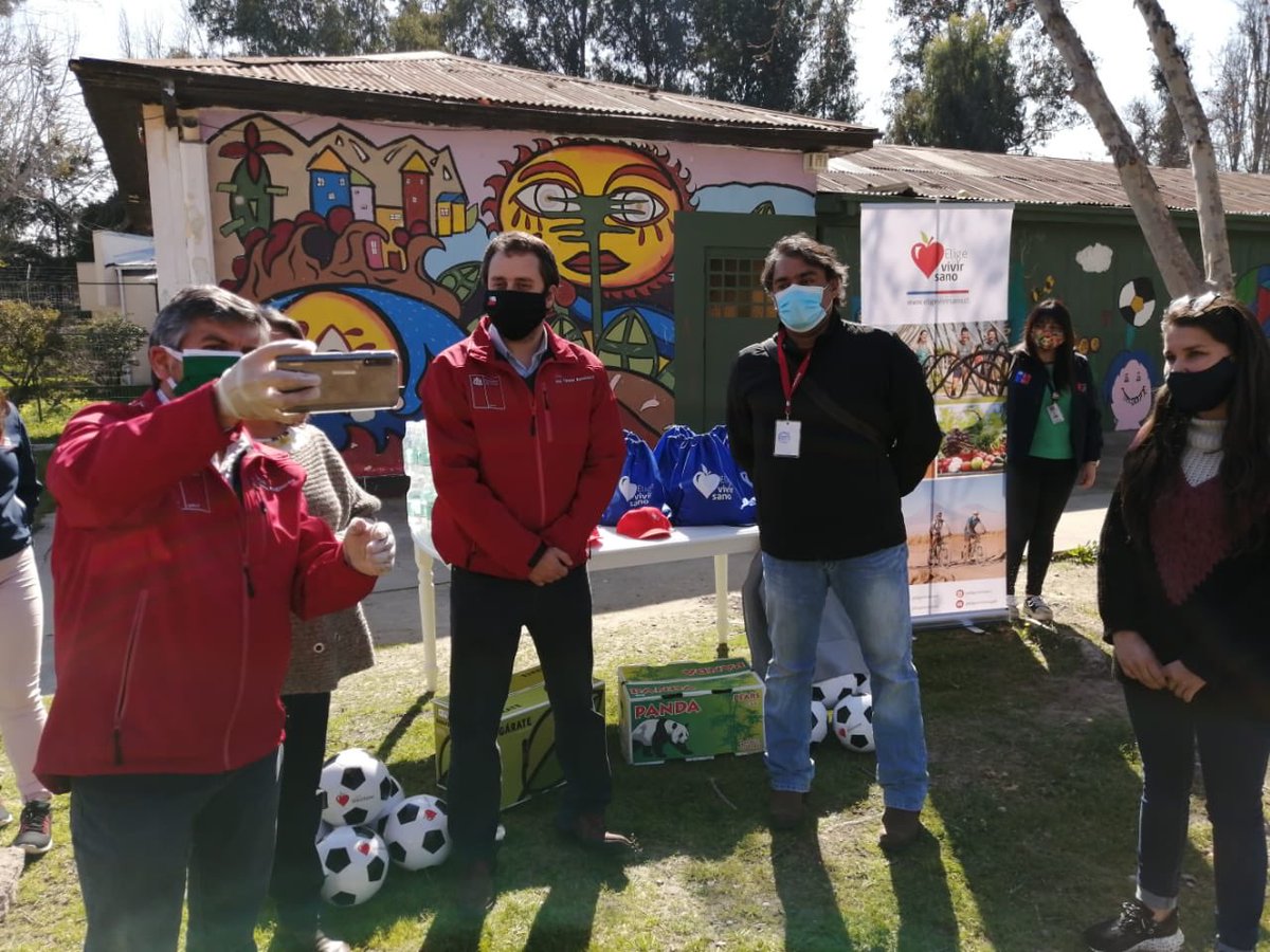 MinjudhValpo's tweet photo. Hasta el #RefugiodeCristo de Villa Alemana llegaron los seremis @RFigueroaAyala @MDSValparaiso y @jtbartolucci, junto a director de @SenameValparais, en marco de conmemoración del #DíadelNiño, promoviendo la alimentación saludable y entregando algunos regalos del @EligeVivirSano. https://t.co/PDItwB5hqp