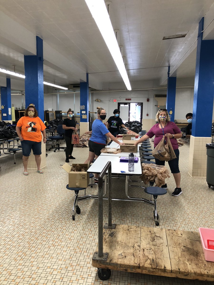 KnightMiddleYSC's tweet photo. Happy Saturday!! FRYSC crew packing school supplies for JCTMS!!! #SocialDistancingTogether #MasksSaveLives @GoffnerGwen @FRYSCKy @FRYSC_JCPS @thelinkfrysc https://t.co/Ldai70MgQ1