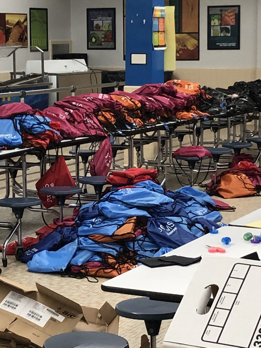 KnightMiddleYSC's tweet photo. Happy Saturday!! FRYSC crew packing school supplies for JCTMS!!! #SocialDistancingTogether #MasksSaveLives @GoffnerGwen @FRYSCKy @FRYSC_JCPS @thelinkfrysc https://t.co/Ldai70MgQ1