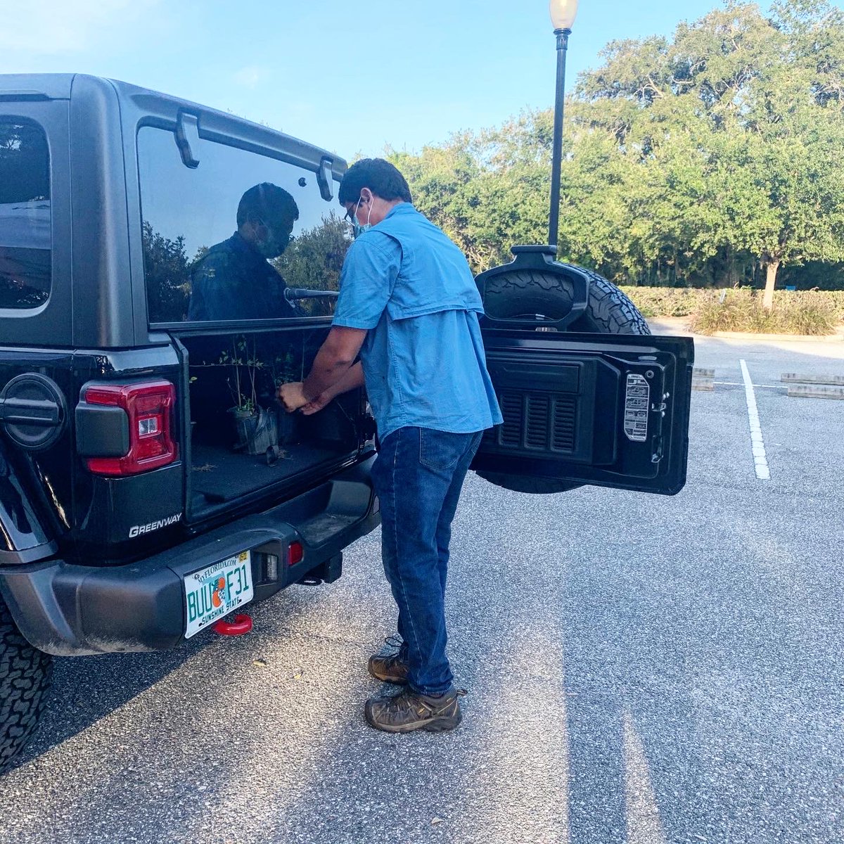 ParksandRecWP's tweet photo. It was such a successful morning at our Drive up for the Trees event. Thanks to all who came by to pick up a tree!
#ParksandRecWP #WinterParkFla #UrbanForestry #WinterParkEvents https://t.co/UaXXIhbJLV
