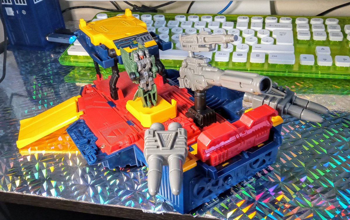 CymruNerdCave's tweet photo. Still going with the @tfnationltd #TFNBroadcast with Townsend Coleman, giving this guy a bit of a clean #tfnation #Transformers #Micromasters #Groundshaker https://t.co/095iltZmsc