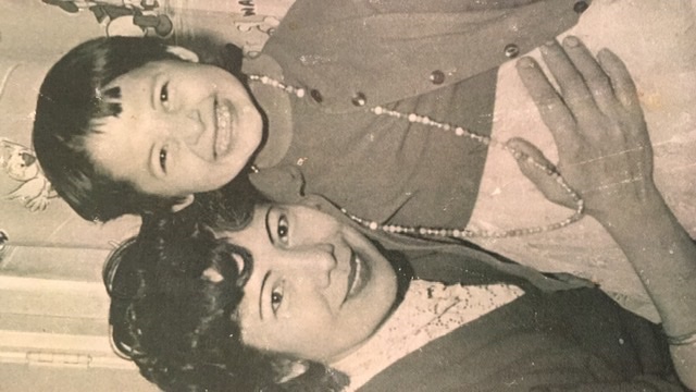 Wijlen mijn moeder, omdat ze Indisch dus anders was werd ze uitgescholden.Bekogeld met sneeuwballen. In Holland was het een kil ontvangst. <a href="/MarionBloem/">Marion Bloem</a> <a href="/qnareporter/">Griselda Molemans</a> <a href="/IndischAnders/">Indisch Anders</a>