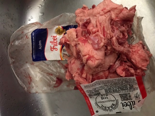 rosamichelly's tweet image. Metade da embalagem Friboi de puta gordura. Seria isso a qualidade Friboi @jbs