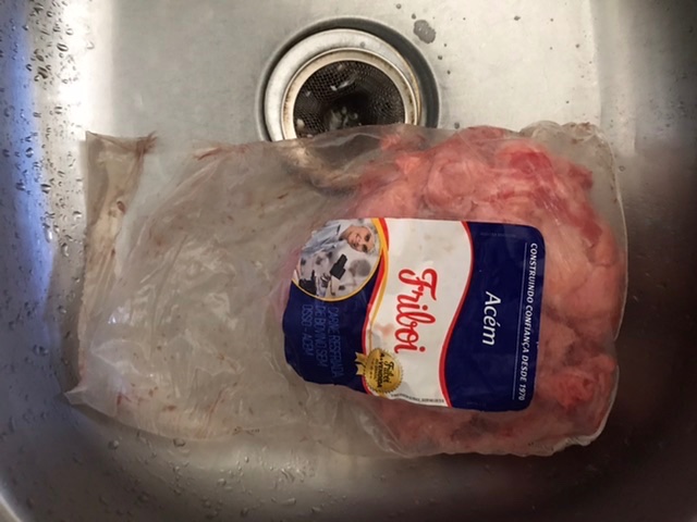 rosamichelly's tweet image. Metade da embalagem Friboi de puta gordura. Seria isso a qualidade Friboi @jbs