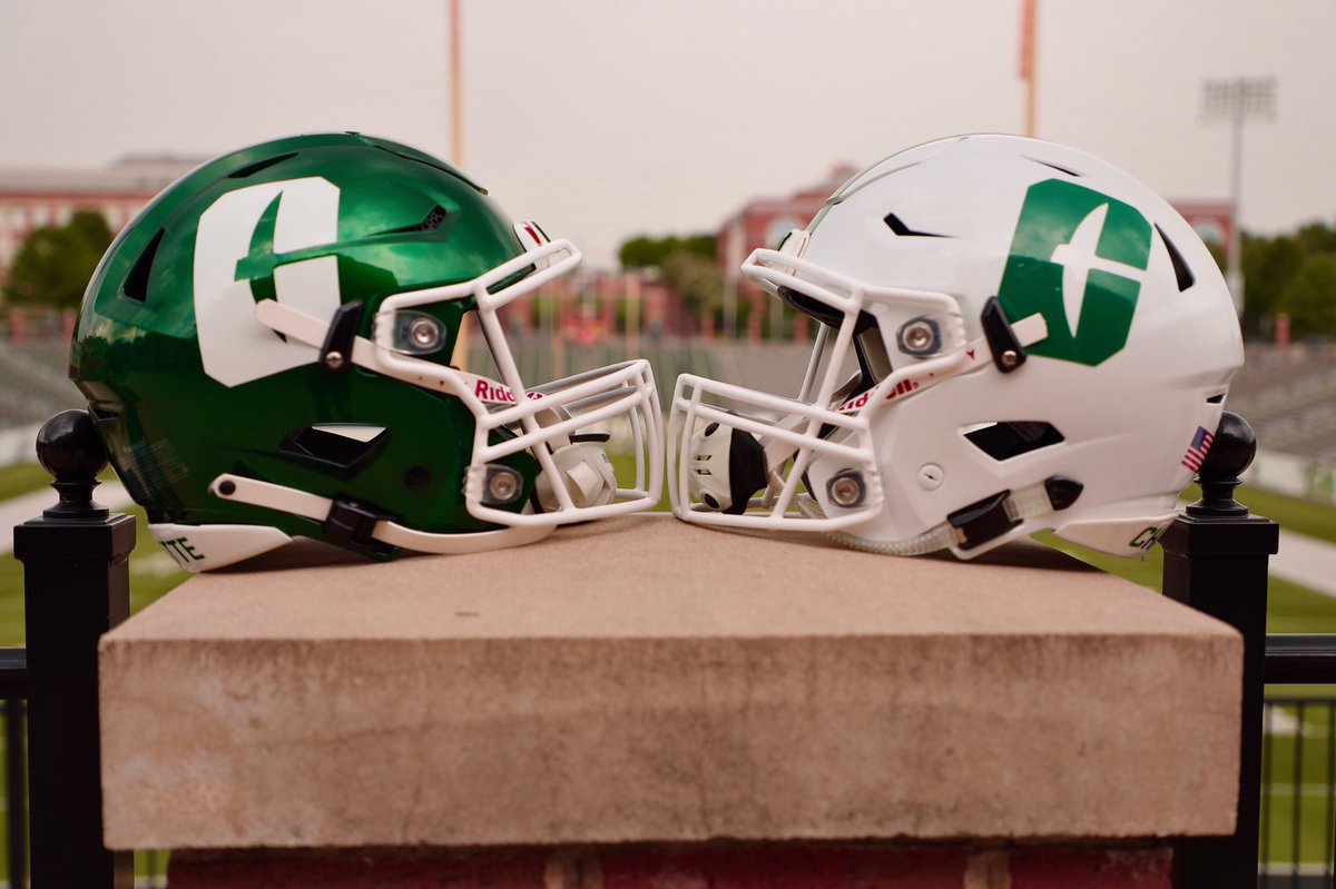 MatzkeWill's tweet photo. What helmet do you like more? Like for the white and retweet for green. https://t.co/z0YlrmpDNx