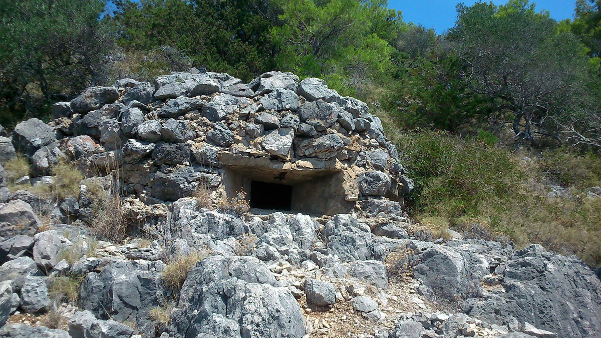 AntunTunn's tweet photo. #Lastovo #Hiking pronašao nekakav bunker u totalno neprohodnom bespuću #zaglav zaglavio u zaglavu https://t.co/65jjA1wUY2