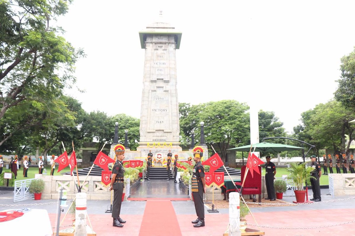 DakshinBharatArea celebrates #IndependenceDay at #VictoryWarMemorial in Chennai.
Lt Gen P Nagesh Rao GOC Dakshin Bharat Area laid wreath in memory of the braves for their supreme sacrifice.